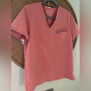 Figs scrub set coral color in great condition, barely worn.